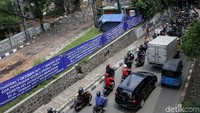 Proyek tersebut membuat arus lalu lintas yang mengarah ke Jalan Proklamasi tersendat.