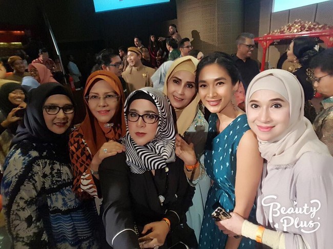 Silvana Herman suka mengenakan hijab cerah. Ia selalu memakai ciput agar kerudungnya tidak berantakan. Gaya hijabnya pun terlihat simpel dan lebih banyak mengenakan scarf panjang. Foto: Dok. Instagram @silvanahermanreal_ano