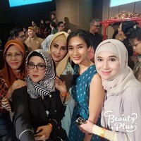Silvana Herman suka mengenakan hijab cerah. Ia selalu memakai ciput agar kerudungnya tidak berantakan. Gaya hijabnya pun terlihat simpel dan lebih banyak mengenakan scarf panjang. Foto: Dok. Instagram @silvanahermanreal_ano