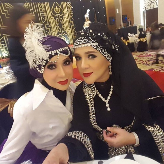 Gaya Silvana Herman terlihat berbeda di foto ini. Riasan yang tebal dan tambahan headpiece membuat penampilan tampak eksentrik.  Foto: Dok. Instagram @silvanahermanreal_ano
