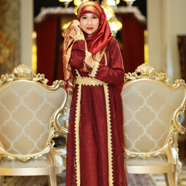 Silvana Herman tampil rapi mengenakan busana warna merah marun keemasan. Penampilannya ini cocok dipakai ke pesta.  Foto: Dok. Instagram @silvanahermanreal_ano