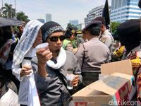 Aksi Polwan-Kowad, Bagikan Air dan Permen ke Pendemo Perppu Ormas