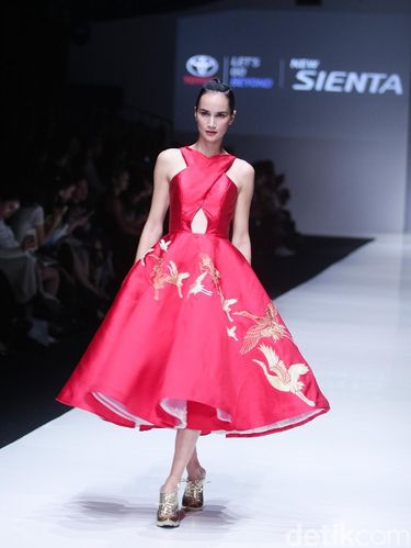 Tutup JFW Hari Ke-3, Albert Yanuar Hadirkan Koleksi Busana Bernuansa Oriental 