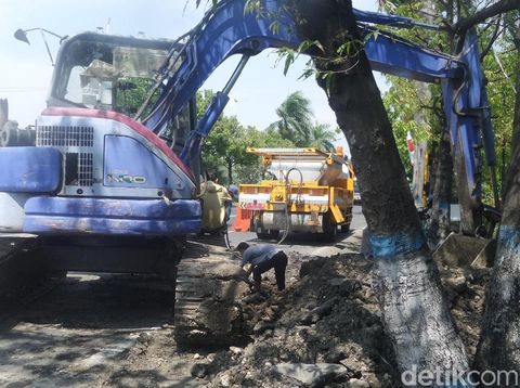 Perbaikan pipa PDAM di Lamongan/