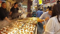 Banyak warga di Zeng Cuo An yang membuka kedai makanan dan camilan. Dagangan mereka pun selalu ludes diborong turis (Elvan/detikTravel)