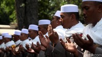 Pasukan Dzikir Asmaul Husna doa bersama sebelum menjaga demo menolak Perppu Ormas di gedung DPR, Selasa (24/10/2017).