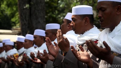 Polisi Asmaul Husna Amankan Demo Perppu Ormas