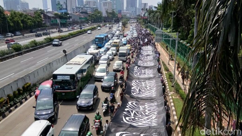 Massa Long March, Bentangkan Bendera Ar-Rayah di Depan Gedung DPR Massa Long March, Bentangkan Bendera Ar-Rayah di Depan Gedung DPR