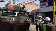 Foto: Momen Polantas Setop dan Bantu Konvoi TNI