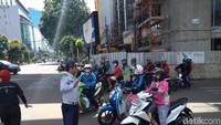 Beberapa pengendara motor dari arah Panglima Polim belok ke Jalan Melawai arah Taman Ayodya. Petugas yang berada di lokasi lalu menghentikan pemotor tersebut dan mengarahkannya ke jalan alternatif.