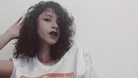 Ia pun tampak mengubah gaya rambutnya menjadi keriting. (Dok. Instagram/nadinemmanuella)