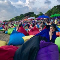 Ketika pergi ke pantai, Silvana Herman mengenakan gamis panjang hitam dan kerudung syari. Floppy hat hitam dan kacamata berukuran besar menjadi aksesori yang pas saat dipakai ke pantai. Foto: Dok. Instagram @silvanahermanreal_ano