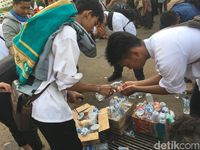 Massa Tolak Perppu Ormas dan Polisi Salat Asar bersama
