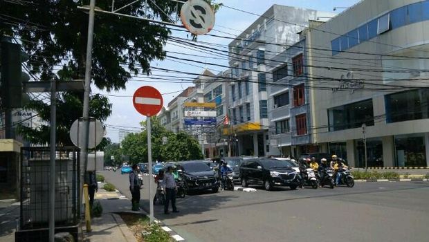 Jalan Melawai Diuji Coba Satu Arah, Banyak Pengendara Belum Tahu