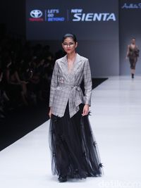 Tutup JFW Hari Ke-3, Albert Yanuar Hadirkan Koleksi Busana Bernuansa Oriental 