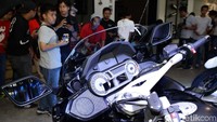 Sedangkan K 1600 B hadir untuk menjawab kebutuhan para pecinta motor berkendara jarak jauh dengan segala kelengkapan standar yang tersedia seperti bagger, the chopped windscreen dan the striking rear.