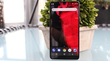 Industri smartphone penasaran ketika pendiri Android, Andy Rubin, meluncurkan ponsel anyar bernama Essential. Sayang, meski penampilan, teknologi dan speknya menjanjikan, Essential tidak laku di pasaran dan terus dipangkas harganya. Ponsel ini juga beberapa kali sempat tertunda peluncurannya. Foto: Android Central