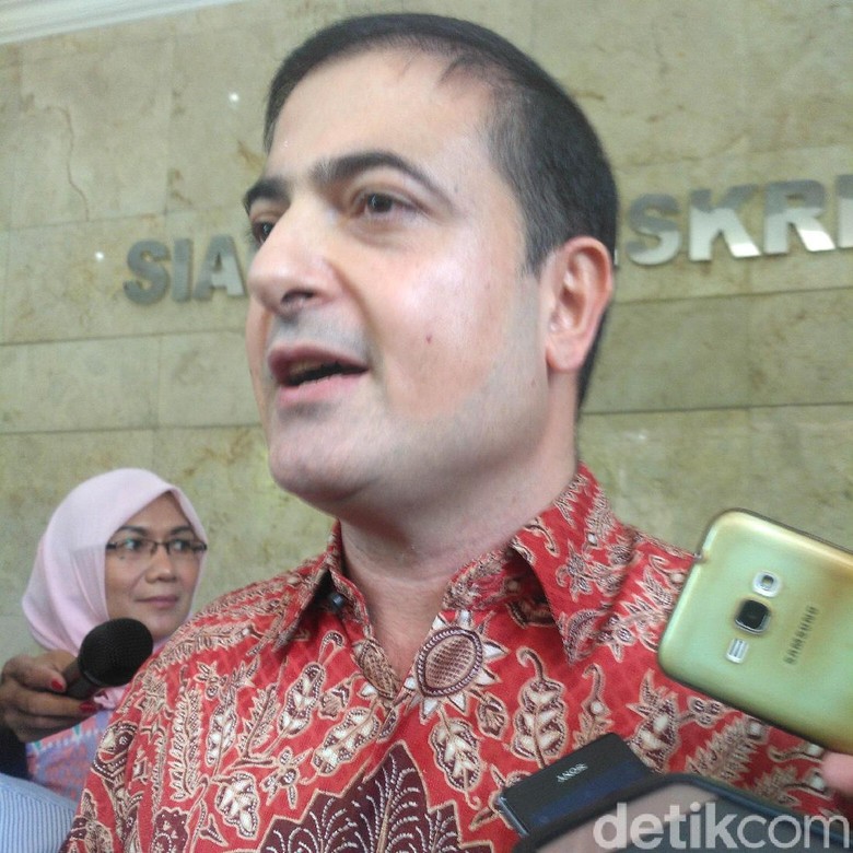Siapa Sam Aliano yang Pengin Duet dengan Veronica Tan dan Susi? Siapa Sam Aliano yang Pengin Duet dengan Veronica Tan dan Susi?