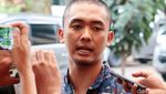 Senyum Uus saat Jadi Saksi Kasus Nikita Mirzani