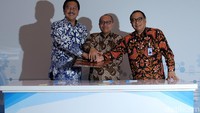 Dirut Peruri Prasetio (kiri), Dirut BPJS Agus Susanto (tengah) dan Dirut BTN Maryono saling bertumpu tangan usai menandatangani nota kesepahaman tentang pemberian fasilitas kredit kepemilikan rumah, di Jakarta, Selasa (24/10/2017).