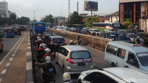 Kemacetan muncul sebagai imbas mobil patah as