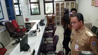 Anies mengamati kinerja pegawai kelurahan yang ada di kantor tersebut. Ia berbincang dengan beberapa pegawai yang ada. Anies juga mengecek beberapa ruangan dan sistem kerja pegawai kelurahan.
