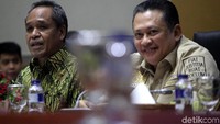 Rapat dipimpin oleh Wakil Ketua Komisi III DPR Benny K Harman dan didampingi Ketua Komisi III Bambang Soesatyo.