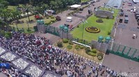 Awalnya massa di depan Gedung DPR/MPR masih menyisakan satu lajur jalan agar bisa dilalui kendaraan. Namun kini, massa telah memadati seluruh lajur jalan. 