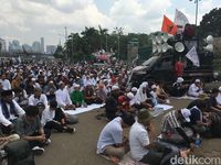 Usai Salat, Polisi dan Pendemo Perppu Ormas Kompak Zikir Bersama