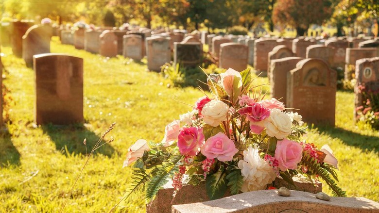 Ilustrasi Pemakaman Roses in a cemetery with headstones in the background (faded retro effect)