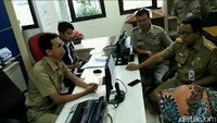 Lurah harus yang pertama tahu, apakah ada masalah narkoba, pendidikan bukan semata-mata kantor yang menerima kalau ada mengurus surat-surat saja, tutur Anies.