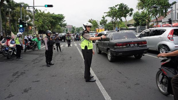 Kombes Iqbal juga ikut mengatur lalu lintas
