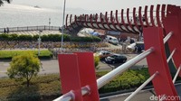 Ada satu spot menarik di Zeng Cuo An, yakni jembatan yang menyerupai sirip ikan. Warna jembatannya merah dan langung menghadap lautan (Elvan/detikTravel)