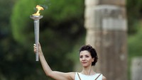 Dari sana api akan dibawa terbang ke Incheon, Korea Selatan, untuk memulai parade api Olimpiade di negara tersebut sebelum event itu dimulai tahun depan. (Milos Bicanski/Getty Images)