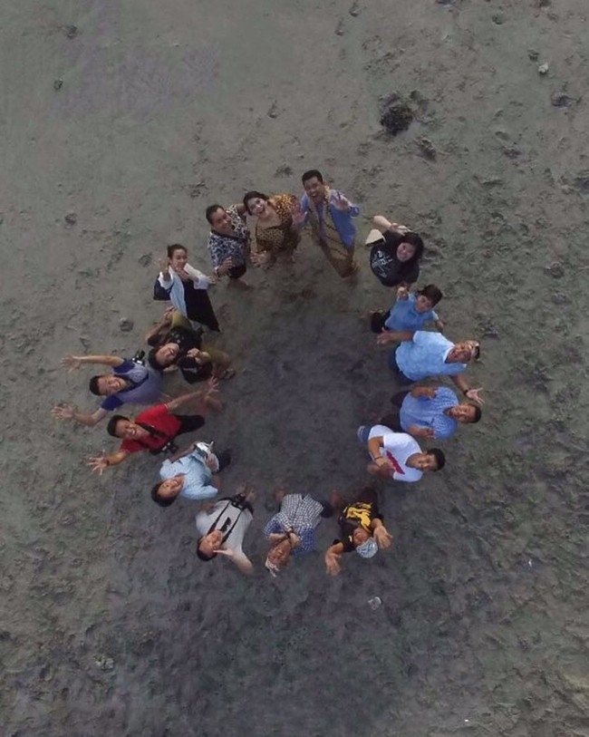 Semua temanya Nusantara. Yang di pantai itu kita bawa batik tradisional dari Solo, kita bawa di pantai dan kita paduin dengan alam dengan budaya Solo batik, jelas sang fotografer. Foto: Instagram