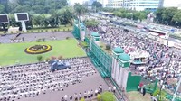 Terlihat massa memadati kompleks DPR saat demo berlangsung. 