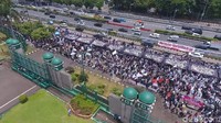 Saat demo berlangsung, lalu lintas di sekitar DPR terpantau macet. 