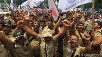 Ribuan anggota Persatuan Perangkat Desa Indonesia (PPDI) memenuhi Taman Pandang Monas pada sejak pagi tadi. 