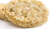 Meskipun rendah kalori rice cake seeing diberi bahan tambahan. Umumnya rice cake diberi tambahan bahan aditif dan tidak mengandung nutrisi. Sebaiknya batasi konsumsinya.Foto: Istimewa