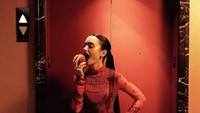 Kalau aktris cantik Lily Collins punya camilan sehat nih. Ia terlihat seperti Snow White yang sedang menggigit apel. Foto: Istimewa