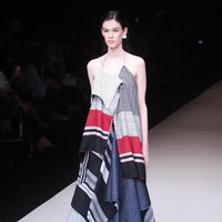 Koleksi terbaru dari Lulu Lutfi Labibi tetap bermain dengan lurik yang bertajuk Duka Luruh di Jakarta Fashion Week 2018, Senayan City, Jakarta, Selasa (24/10/2017). Foto: Mohammad Abduh/Wolipop