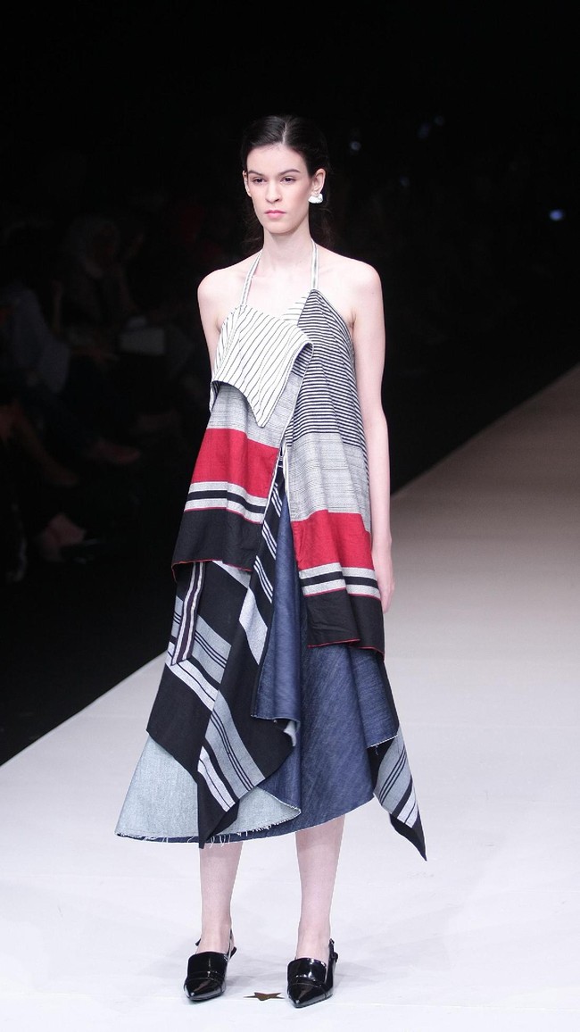 Koleksi terbaru dari Lulu Lutfi Labibi tetap bermain dengan lurik yang bertajuk Duka Luruh di Jakarta Fashion Week 2018, Senayan City, Jakarta, Selasa (24/10/2017). Foto: Mohammad Abduh/Wolipop
