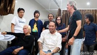 Mereka tak bisa menutup rasa kehilangan sahabat, mentor sekaligus legenda musik Tanah Air itu. Pool/Ismail/detikFoto.