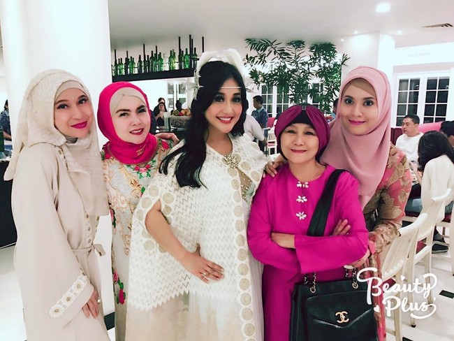 Kali ini wanita yang pernah membentuk grup vokal Tiga Dara bersama Paramitha Rusady dan Ita Purnamasari itu memakai setelan warna nude dan kreasi kerudung unik. Lipstik warna gelap selalu menjadi andalan Silvana Herman saat berpergian. Foto: Dok. Instagram @silvanahermanreal_ano