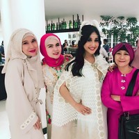 Kali ini wanita yang pernah membentuk grup vokal Tiga Dara bersama Paramitha Rusady dan Ita Purnamasari itu memakai setelan warna nude dan kreasi kerudung unik. Lipstik warna gelap selalu menjadi andalan Silvana Herman saat berpergian. Foto: Dok. Instagram @silvanahermanreal_ano