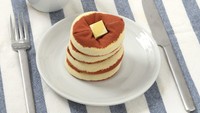 Pancake ini benar-benar mirip asli. Tapi sebenarnya hanya susunan kaus kaki. Makin lucu dengan tambahan mentega.