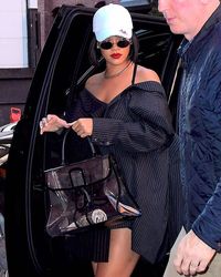Rihanna Pakai High Heels Dibungkus Plastik, Yay or Nay?