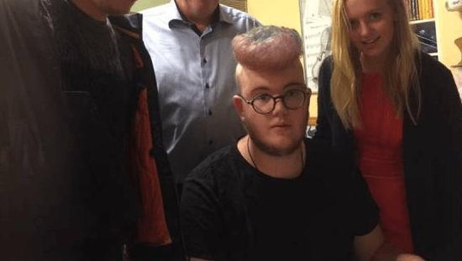 Gaya rambut pria ini membuat kepala terlihat benjol. Foto: ist