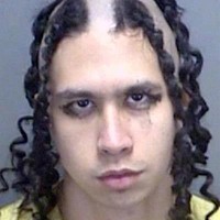 Entah apa yang dipikirkan pria ini ketika membuat rambutnya seperti itu? Ia sendiri pun tampak menangis. Foto: ist