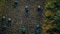 Medan berbukit-bukit juga harus dilewati oleh para peserta lomba ini. Setelah melewati kubangan lumpur dan hutan, menanjak bukit ini rasanya berat sekali (Jonathan Nackstrand/Getty Images)